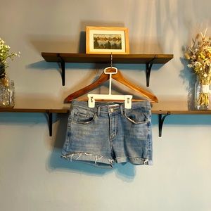 Levi’s Women’s classic boot jean shorts | size 4